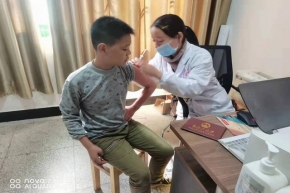 宜黄凤冈二小组织学生进行新冠疫苗接种       